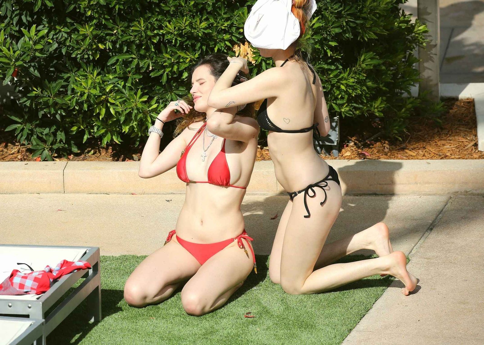 Bella Thorne dans un bikini rouge
