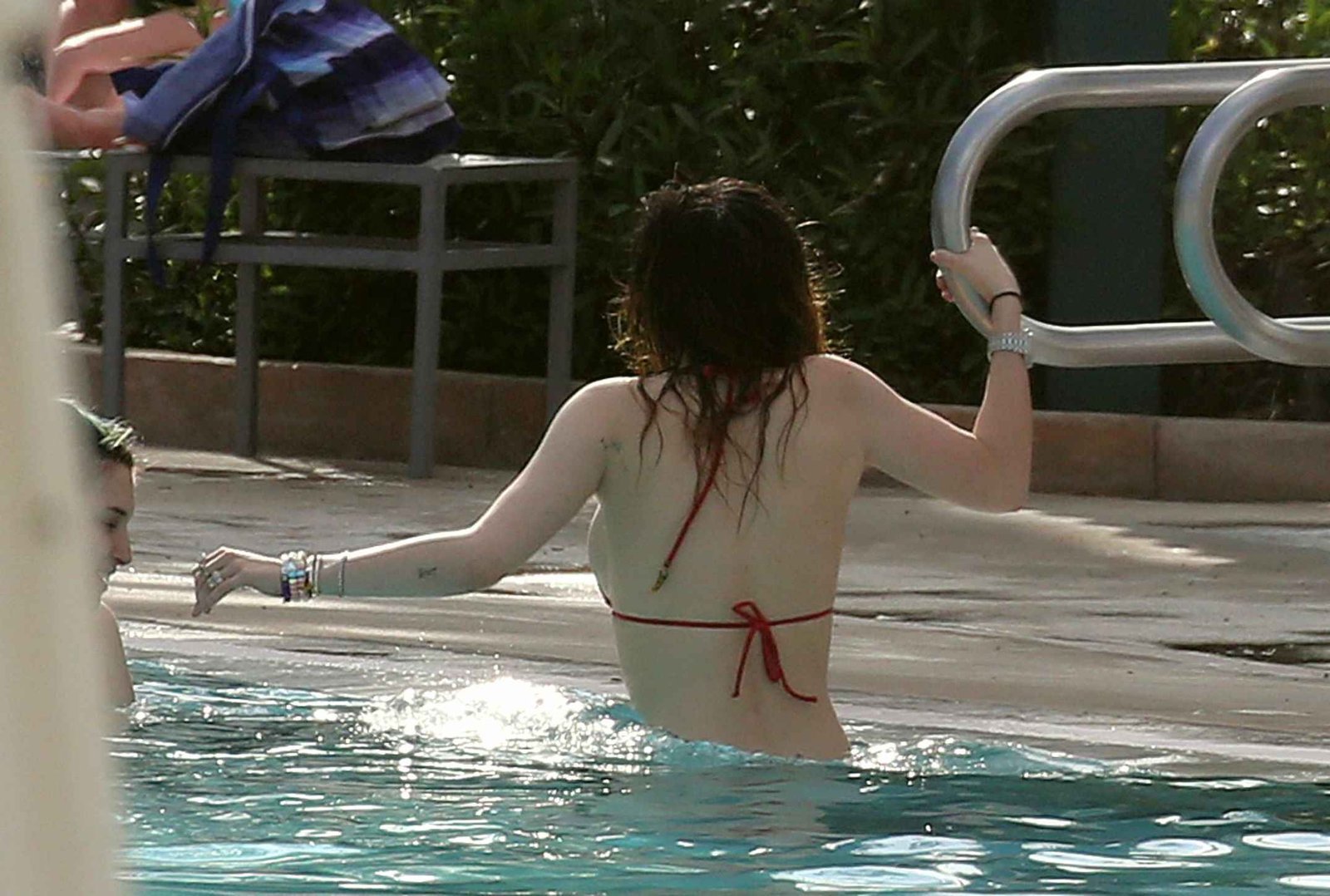 Bella Thorne dans un bikini rouge