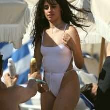 Camila Cabello dans un maillot de bain transparent