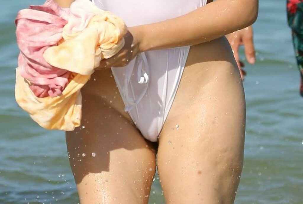 Camila Cabello dans un maillot de bain transparent