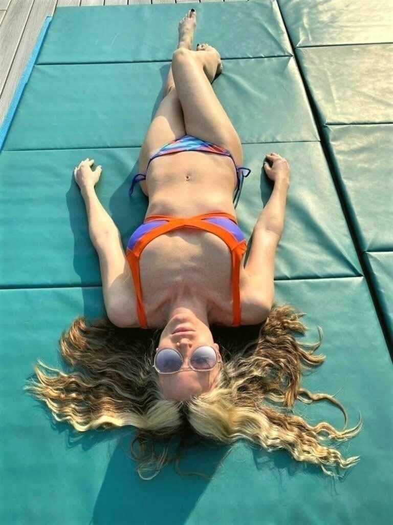 Caprice Bourret en bikini sur sa terrasse