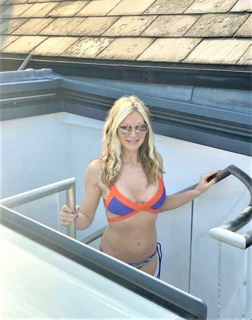 Caprice Bourret en bikini sur sa terrasse