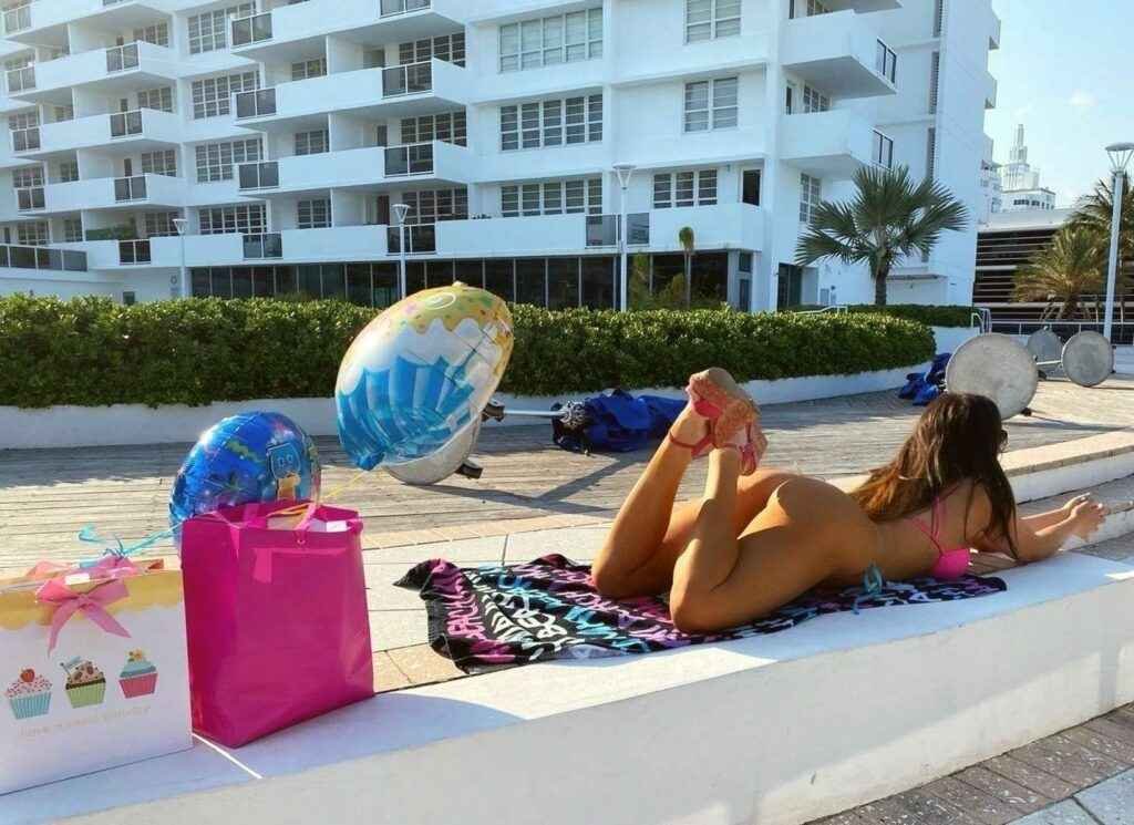 Claudia Romani confinée en bikini