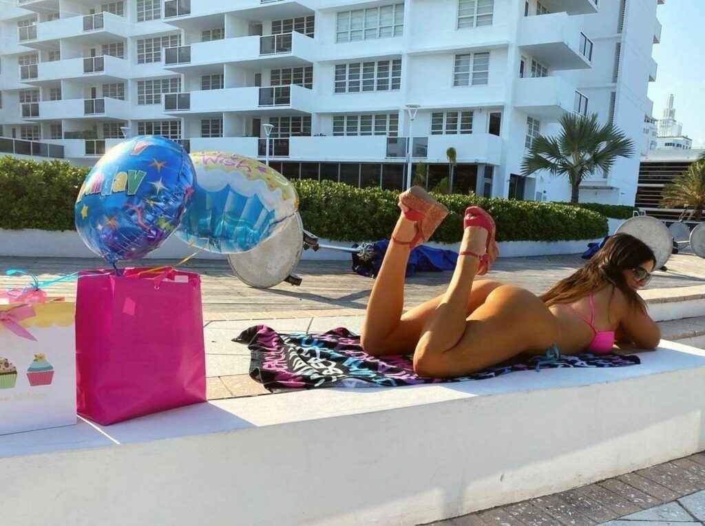 Claudia Romani confinée en bikini