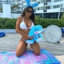 Claudia Romani en bikini avec un lapin en peluche