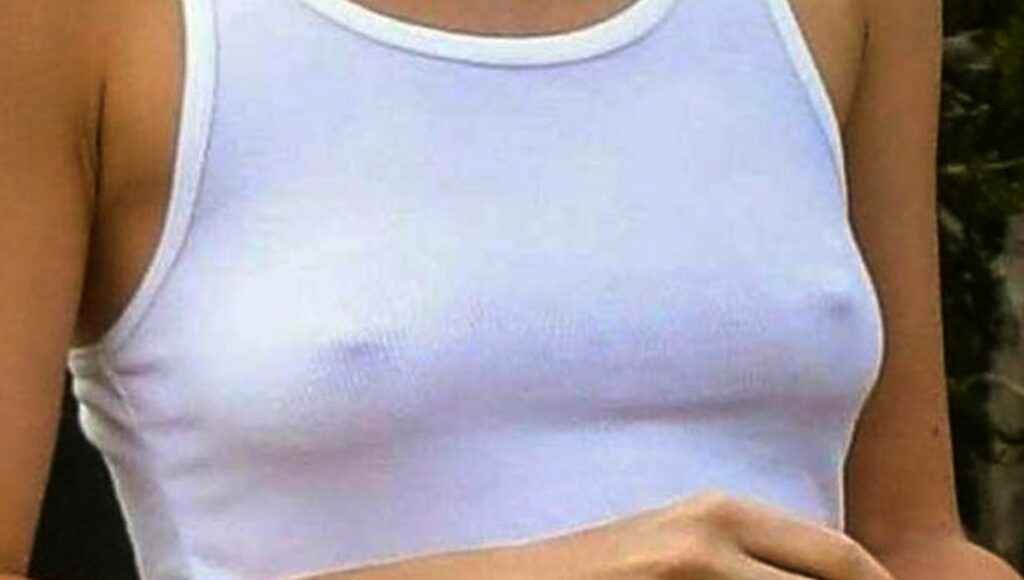 Dakota Johnson a les seins qui pointent à Malibu