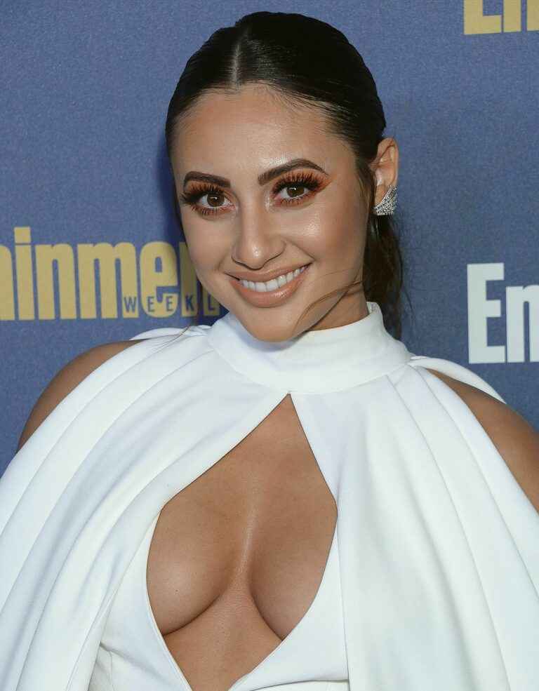 Francia Raisa ouvre le décolleté à Los Angeles