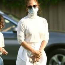 Jennifer Lopez prend le soleil en soutien-gorge
