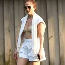 Jennifer Lopez prend le soleil en soutien-gorge