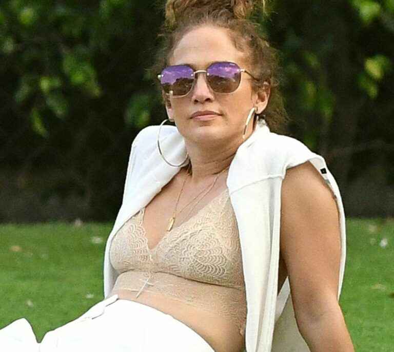 Jennifer Lopez prend le soleil en soutien-gorge