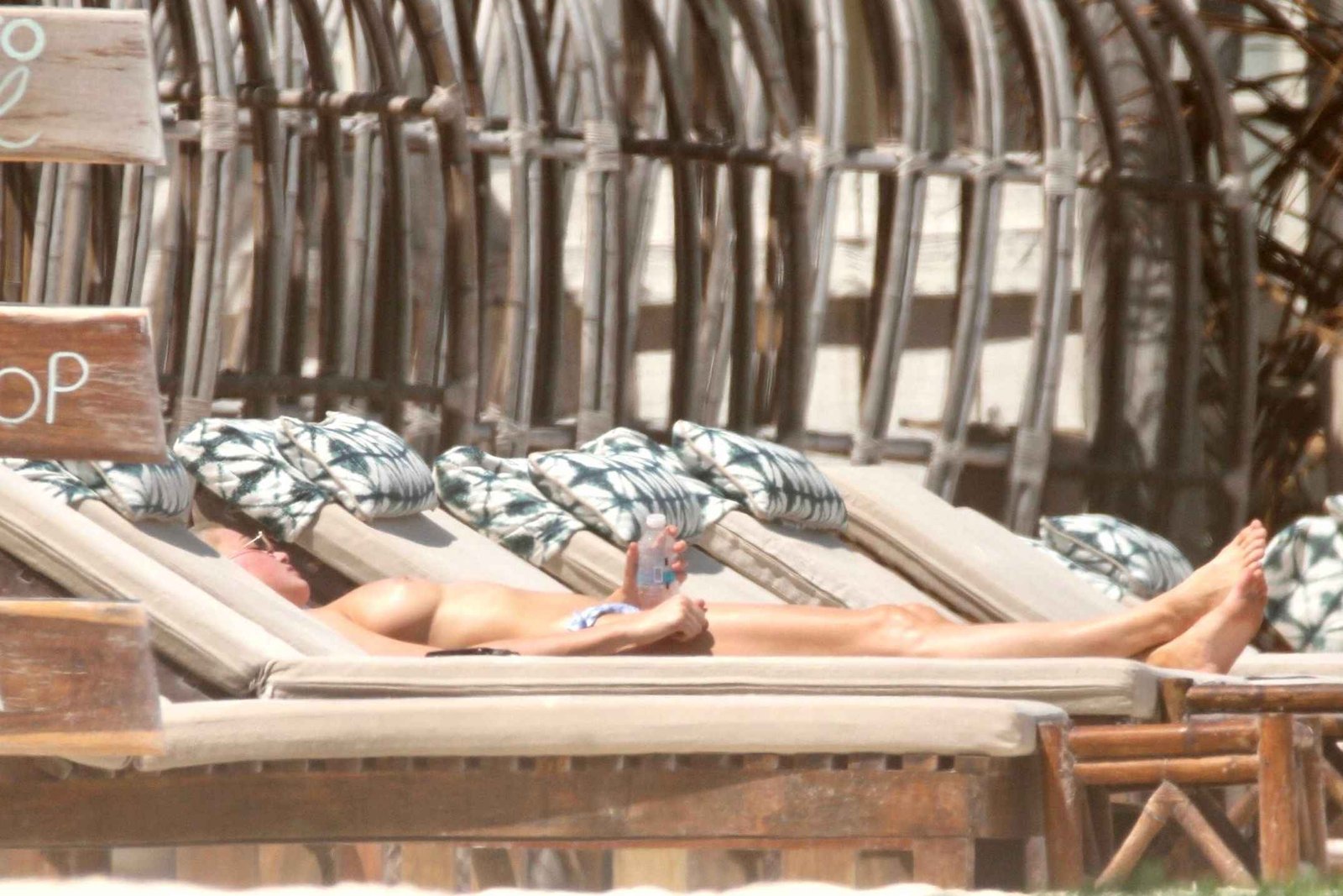Kristen Hancher bronze seins nus à Tulum