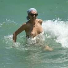 Oups ! Lilly Becker seins nus à la plage
