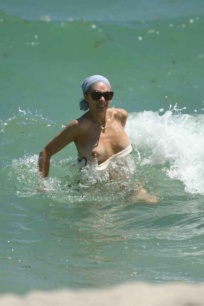 Oups ! Lilly Becker seins nus à la plage