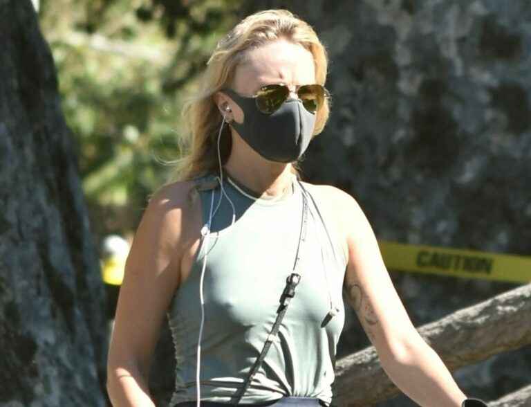 Malin Akerman a les seins qui pointent à Los Angeles