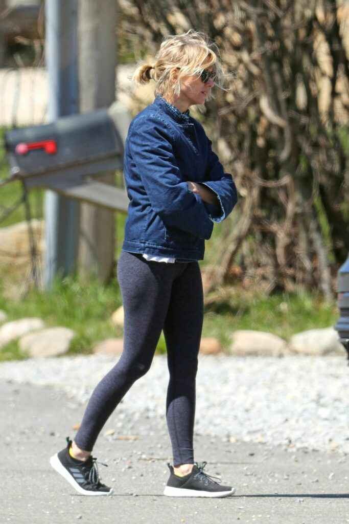 Le joli petit cul de Naomi Watts en leggings