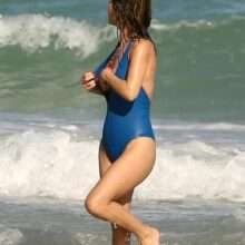 Oups ! Giada De Laurentiis seins nus à la plage
