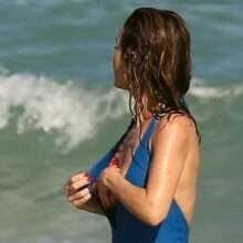 Oups ! Giada De Laurentiis seins nus à la plage