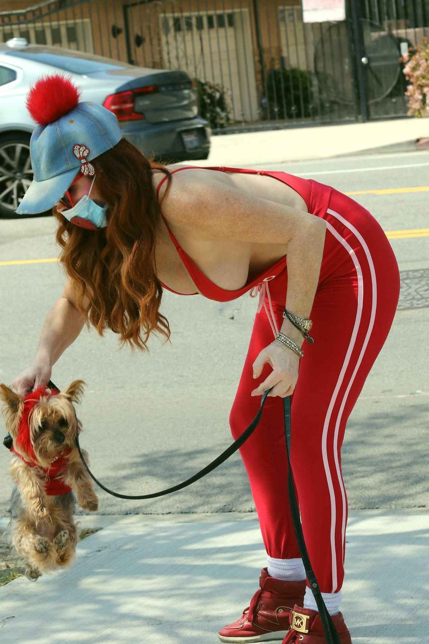 Phoebe Price promène son chien les seins à l'air