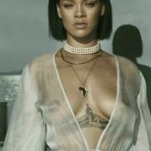 Rihanna seins nus et en petite culotte