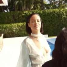 Rihanna seins nus et en petite culotte