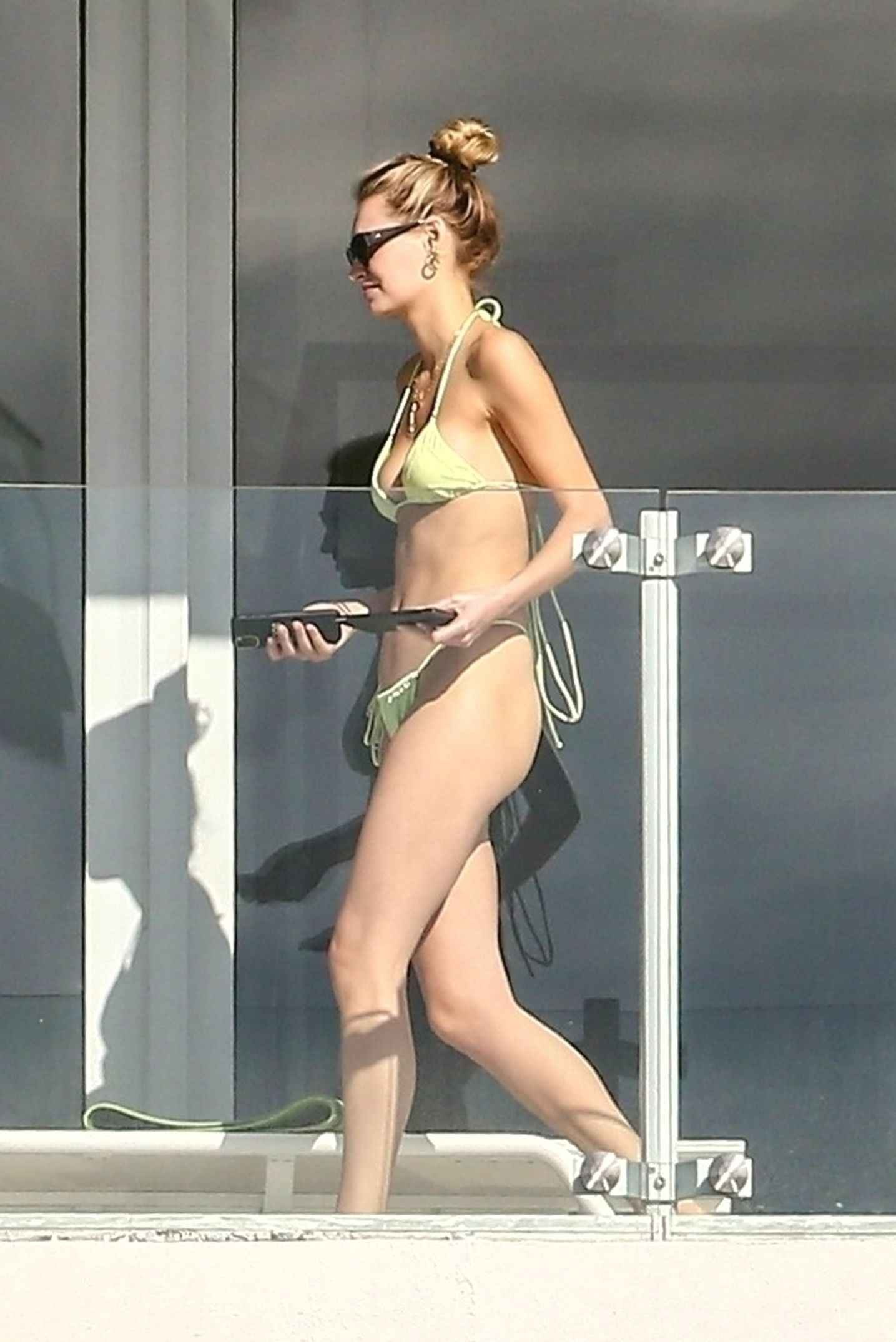 Rosemarij de Kok seins nus sur son balcon à Miami