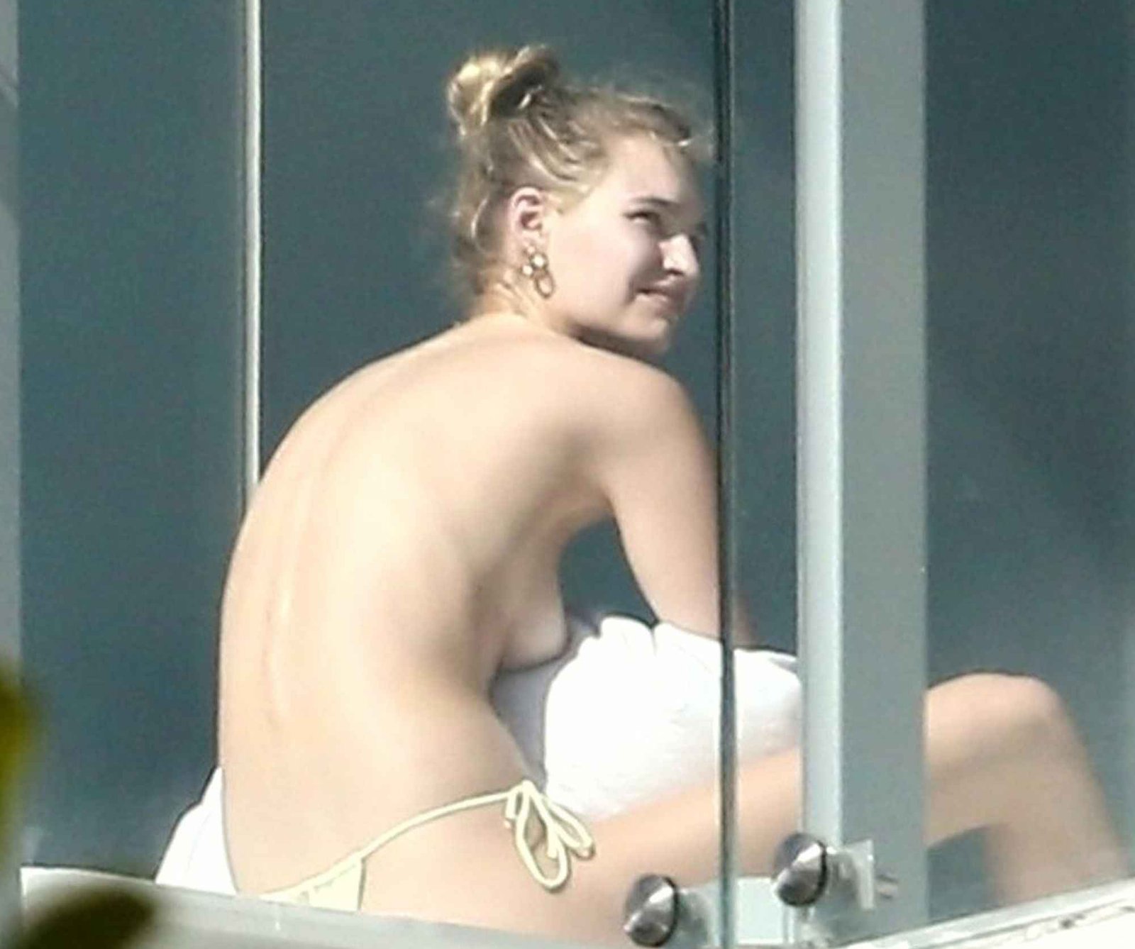 Rosemarij de Kok seins nus sur son balcon à Miami