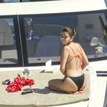 Selena Gomez en bikini sur un bateau