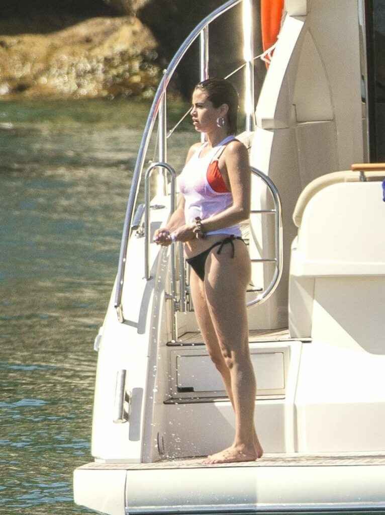 Selena Gomez en bikini sur un bateau