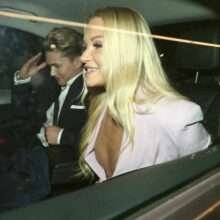 Abbie Quinnen exhibe ses seins et sa petite culotte dans la limousine