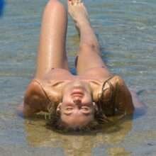 Adriana Volpe seins nus à la plage