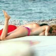 Adriana Volpe seins nus à la plage