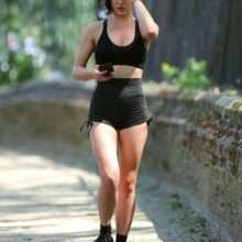 Alexandra Cane fait son jogging dans un short moulant