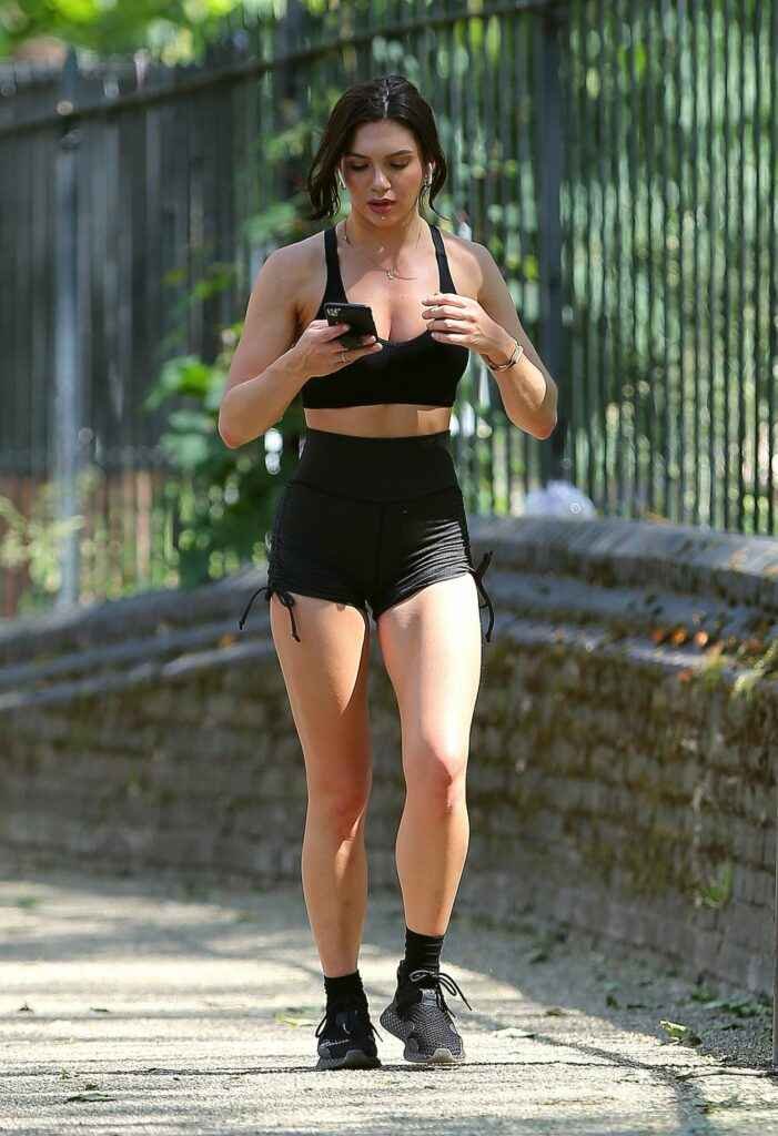 Alexandra Cane fait son jogging dans un short moulant