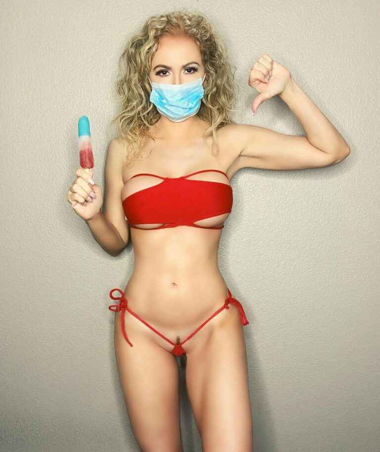 Ana Braga à moitié nue pour le Memorial Day