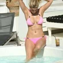 Ashley James en bikini