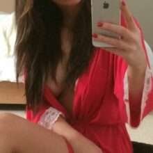 Ashley Mulheron fait des selfies seins nus