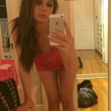 Ashley Mulheron fait des selfies seins nus