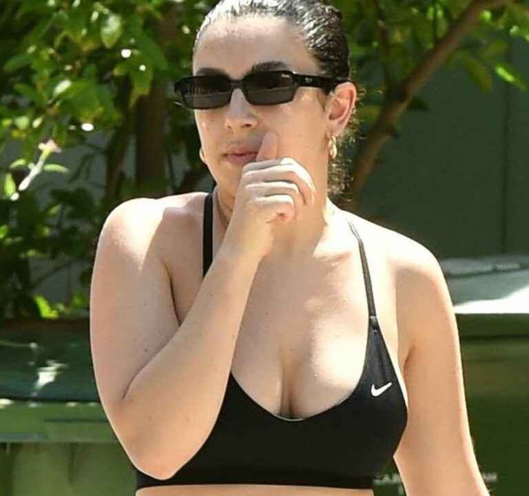 Charli XCX exhibe son décolleté à Los Angeles