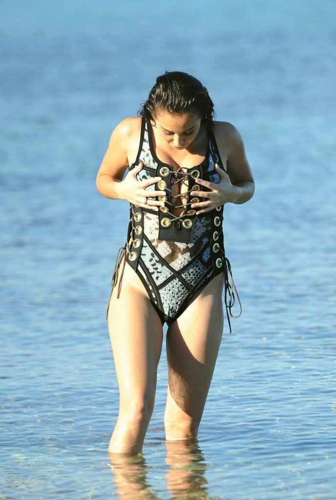 Chloe Goodman en maillot de bain à Mykonos