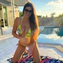 Claudia Romani seins nus au bord de la piscine
