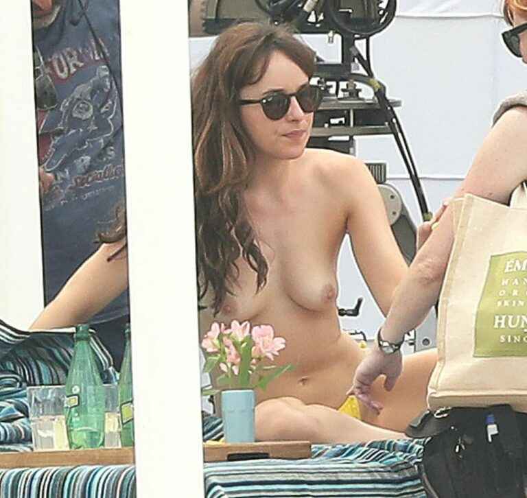 Dakota Johnson, bikini et seins nus