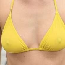 Dakota Johnson, bikini et seins nus