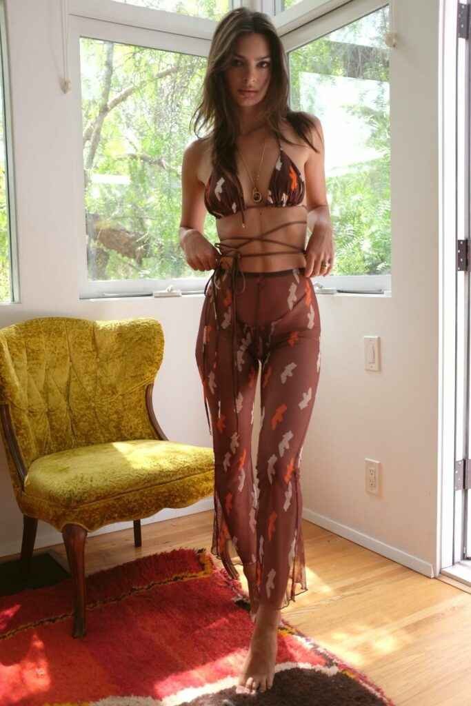 Emily Ratajkowski sexy pour Inamorata