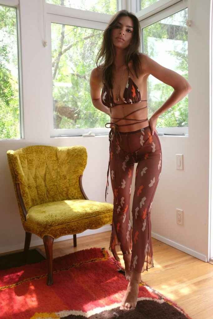 Emily Ratajkowski sexy pour Inamorata