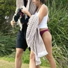 Georgia Fowler sans soutien-gorge et en culotte de bikini à Sydney