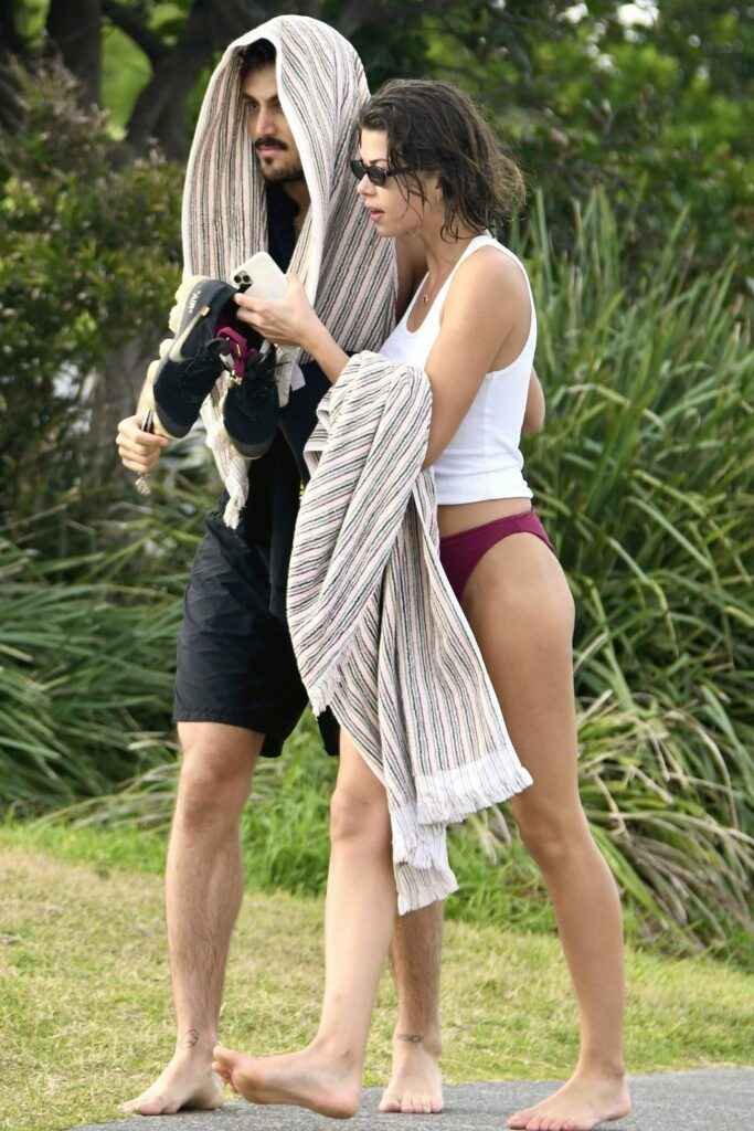 Georgia Fowler sans soutien-gorge et en culotte de bikini à Sydney