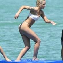 Halsey en bikini