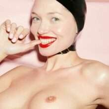 Hana Jirickova seins nus dans Vogue