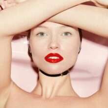 Hana Jirickova seins nus dans Vogue