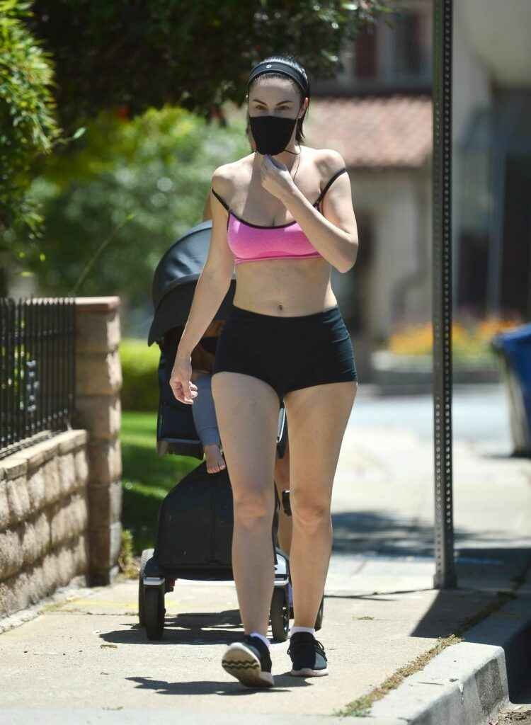 Jayde Nicole sexy en short à Los Angeles